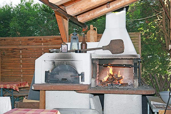 Der Holzofen wird angeschmissen