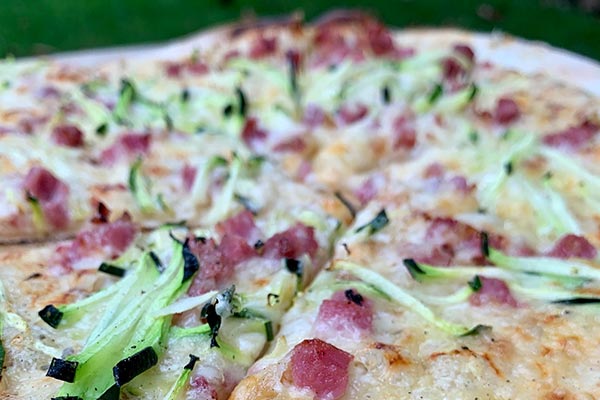 Knusprige Dinnete aus dem Holzofen