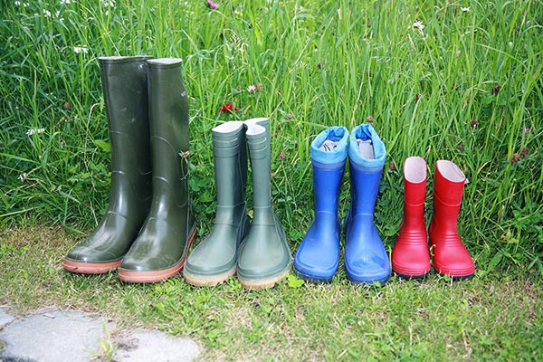 Das richtige Schuhwerk ist bei der Arbeit auf dem Hof wichtig