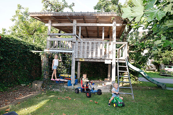 Baumhaus mit Kletternetz und Sandkasten